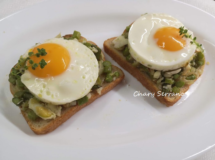 Tostas con espárragos, calabacín, bacalao y huevo