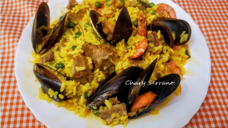 Arroz con marisco, carne y guisantes