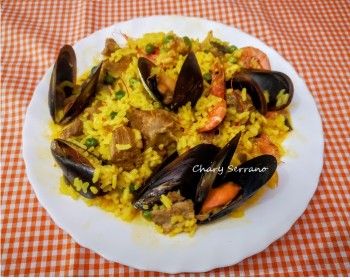 Arroz con marisco, carne y guisantes