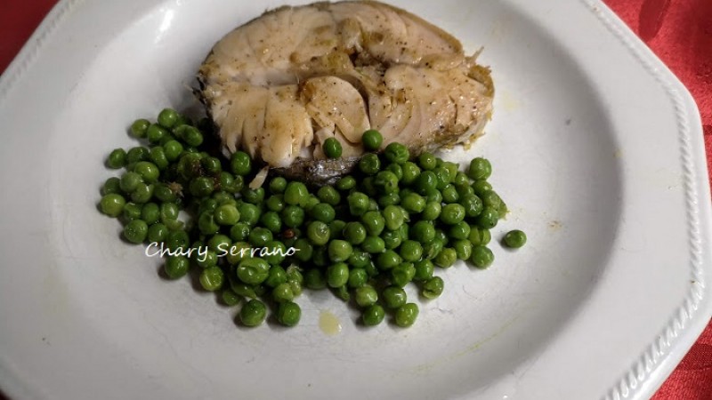 Rodajas de merluza con guisantes