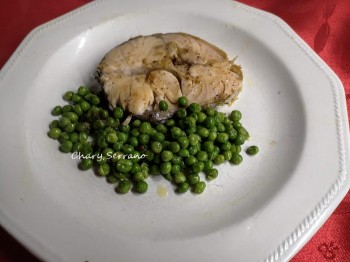 Rodajas de merluza con guisantes