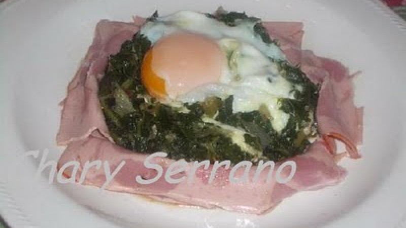 HOY, DIA DEL HUEVO: HUEVO SOBRE ACELGAS Y BACON DE PAVO