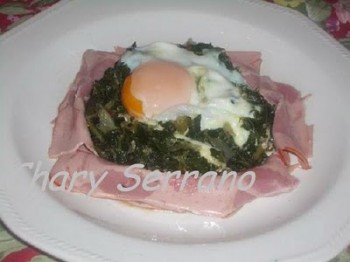 HOY, DIA DEL HUEVO: HUEVO SOBRE ACELGAS Y BACON DE PAVO