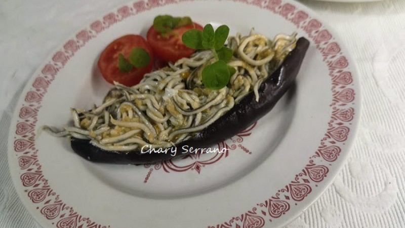 Berenjenas rellenas de gulas y huevo