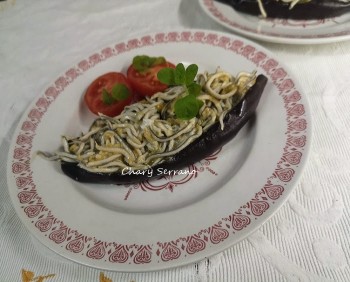 Berenjenas rellenas de gulas y huevo