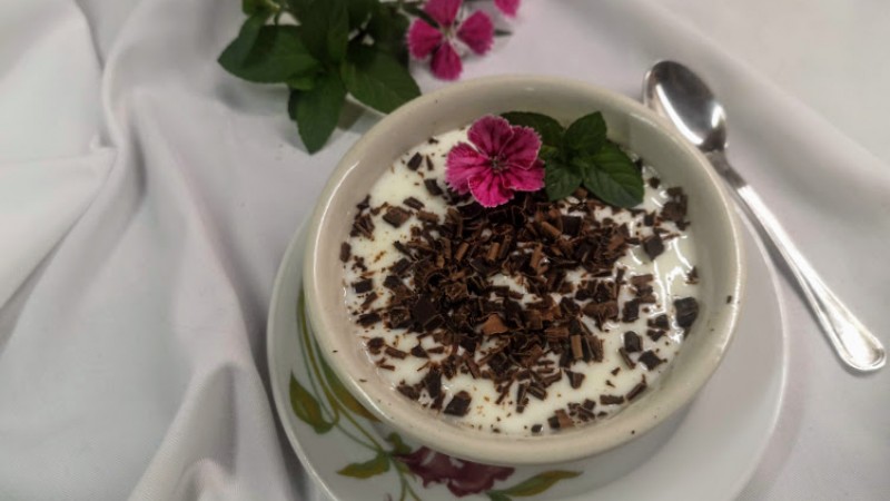Crema cuajada con yogur y virutas de chocolate. Sin azúcar