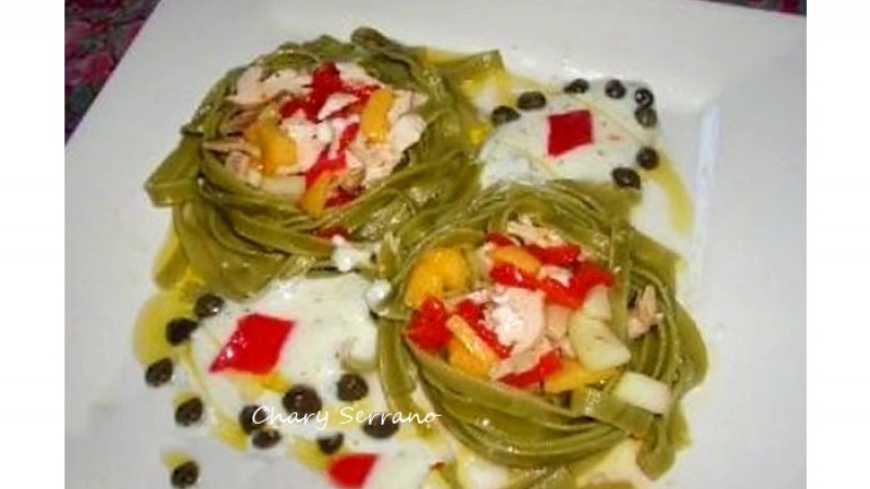 TAGLIATELLE CON ENSALADA DE MELOCOTÓN Y CALABACÍN