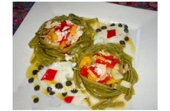 TAGLIATELLE CON ENSALADA DE MELOCOTÓN Y CALABACÍN