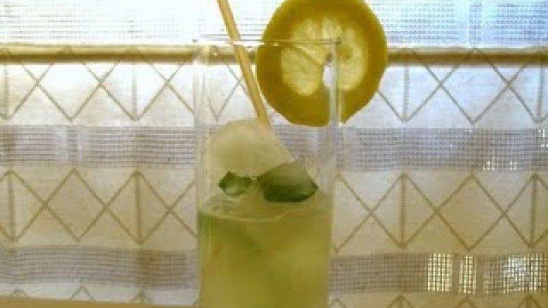 LIMONADA CON CUBITOS DE HIERBABUENA