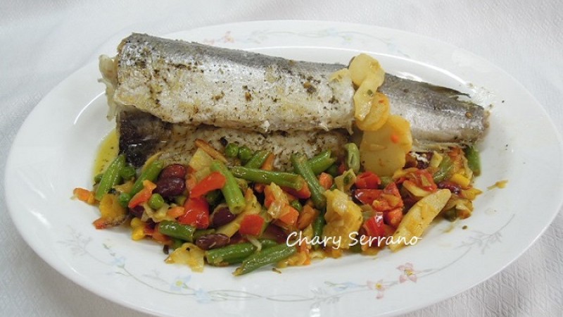 Merluza con verduras y patatas