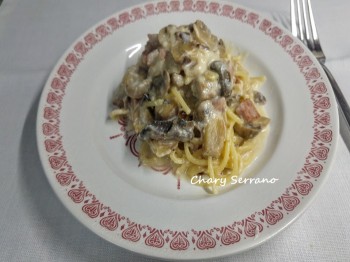 Espagueti con calabacín, bacon y champiñones