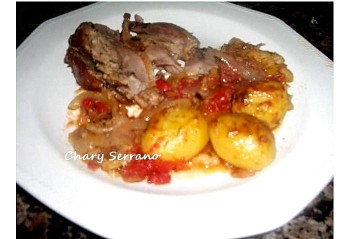 PIERNA DE CORDERO AL HORNO CON GUARNICIÓN