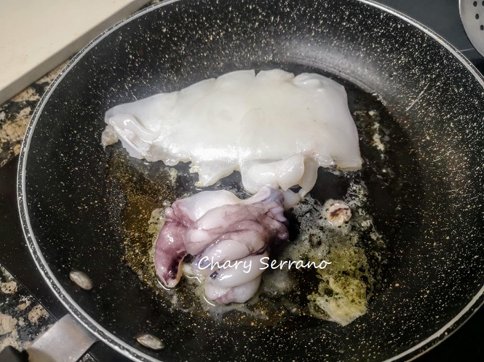 Choco a la plancha con espárragos y cherrys