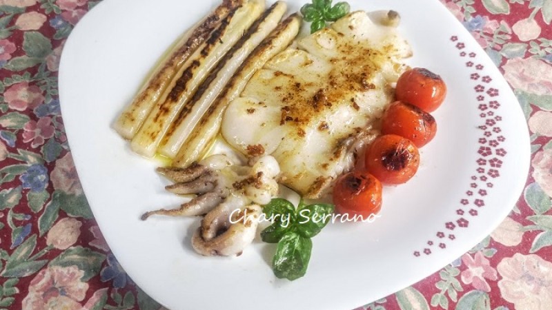 Choco a la plancha con espárragos y cherrys