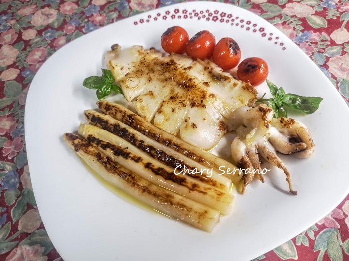 Choco a la plancha con espárragos y cherrys