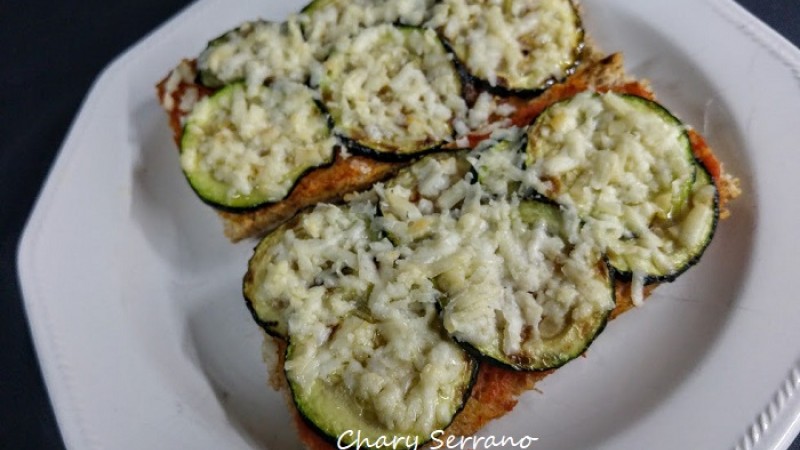Tostas de calabacín con tomate y queso