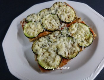 Tostas de calabacín con tomate y queso