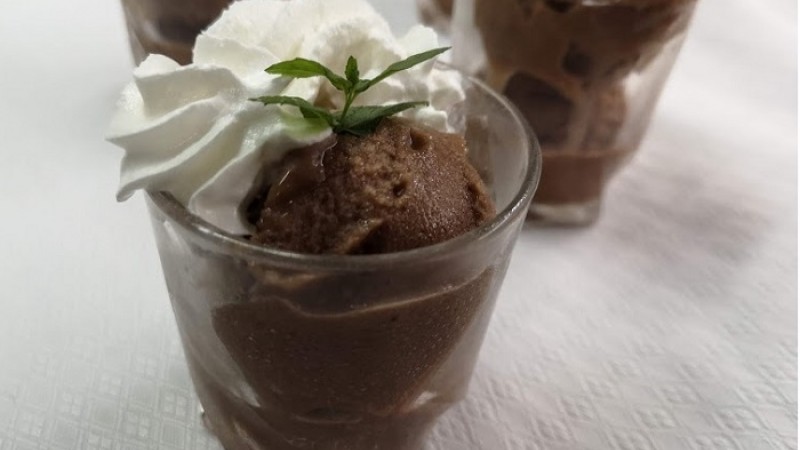 Helado de plátano y chocolate, con nata