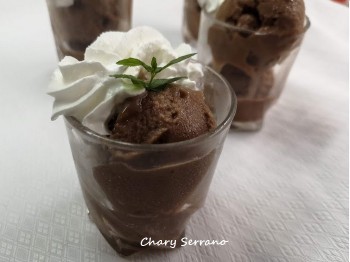 Helado de plátano y chocolate, con nata
