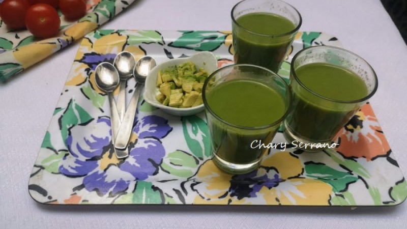 Gazpacho verde con aguacate, pepino y canónigos