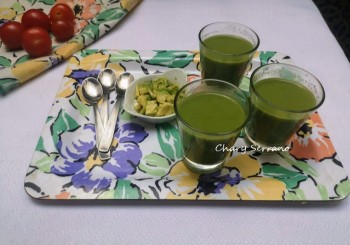 Gazpacho verde con aguacate, pepino y canónigos
