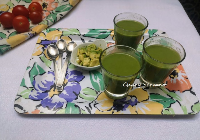 Gazpacho verde con aguacate, pepino y canónigos