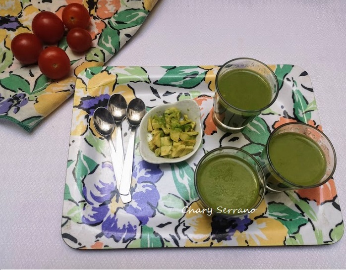 Gazpacho verde con aguacate, pepino y canónigos