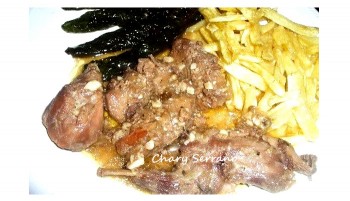 CONEJO AL AJILLO CON PIMIENTOS Y PATATAS FRITAS