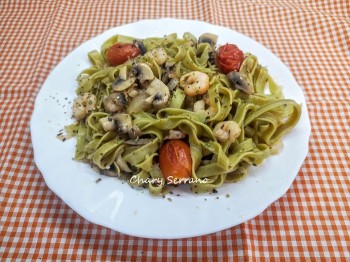 Pasta de espinacas con gambas y champiñones
