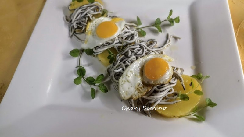 Patata asada con gulas y huevos de codorniz