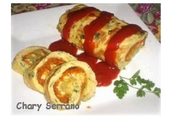 Rollo de tortilla con calabacín, zanahoria y tomate.