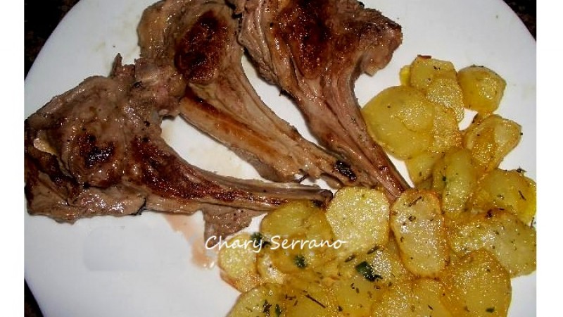 CHULETILLAS DE CORDERO CON SALSA DE PEREJIL
