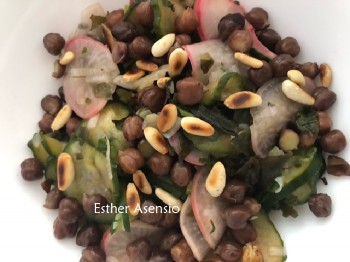Ensalada prensada con garbanzo negro