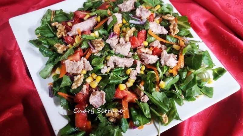 Ensalada variada con hojas de acelga y canónigos