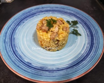 Atún fresco con arroz al azafrán, en molde