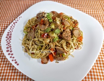 Spaguetti tricolor con  salchichas y hortalizas