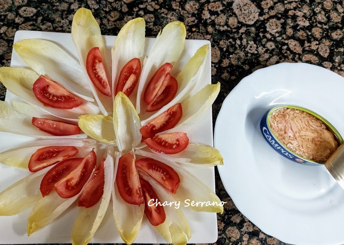 Endivias y tomate