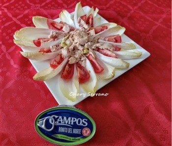 Ensalada de bonito del norte con endivias y tomate