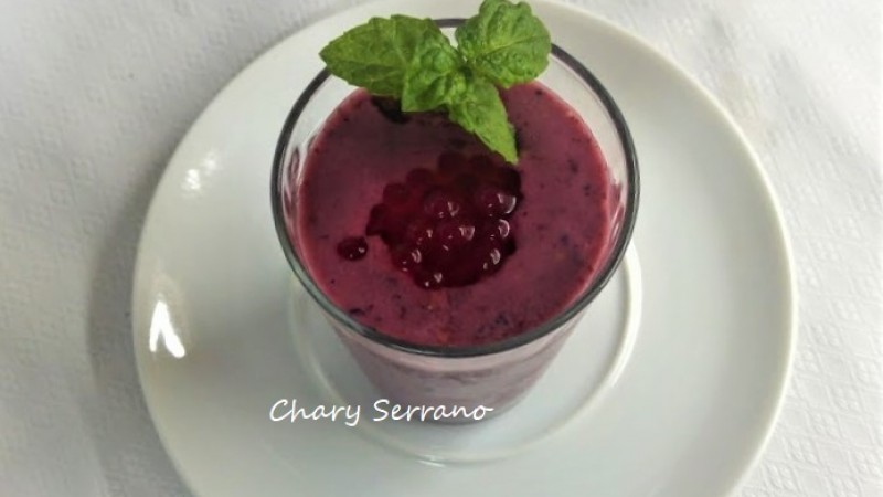 Smoothie de frutos rojos congelados con yogur. Sin Azúcar