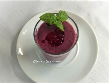 Smoothie de frutos rojos congelados con yogur. Sin Azúcar