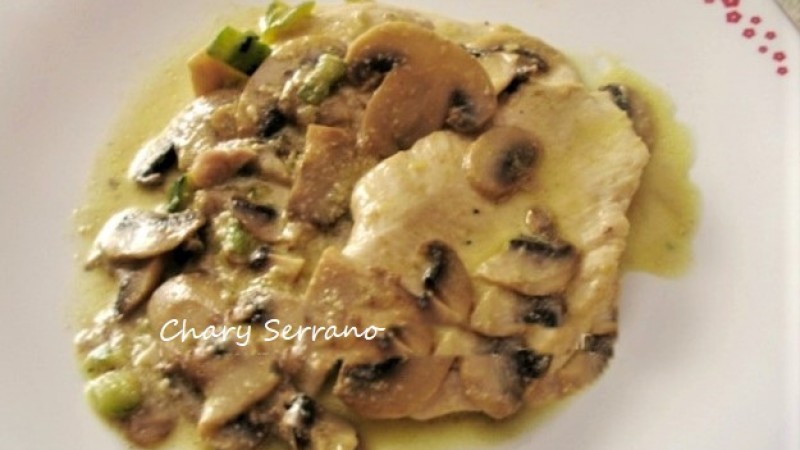 PECHUGA DE POLLO CON CHAMPIÑONES, APIO Y SALSA DE YOGUR