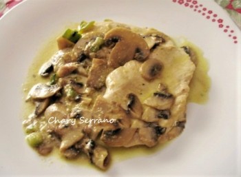 PECHUGA DE POLLO CON CHAMPIÑONES, APIO Y SALSA DE YOGUR