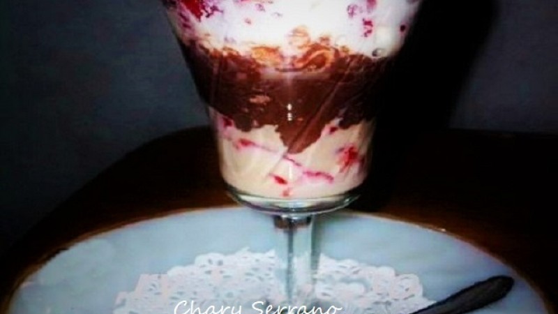 COPA DE FRESAS, CHOCOLATE Y NATA, con menos calorías