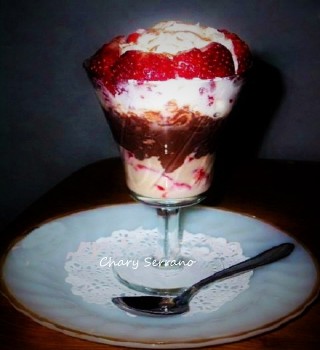 COPA DE FRESAS, CHOCOLATE Y NATA, con menos calorías
