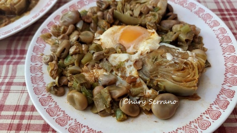 Habas en cazuela con alcachofas y huevo, guiso tradicional