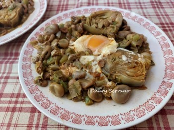 Habas en cazuela con alcachofas y huevo, guiso tradicional
