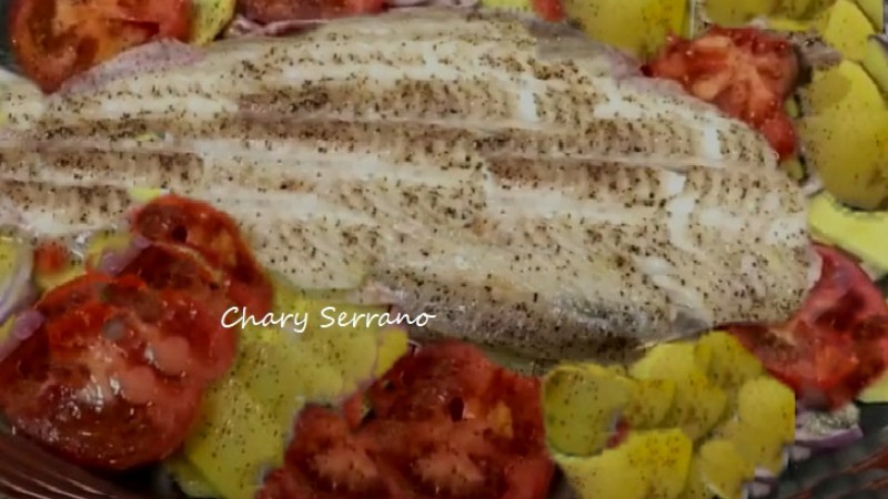 Lenguado al horno con limón, tomates y patatas