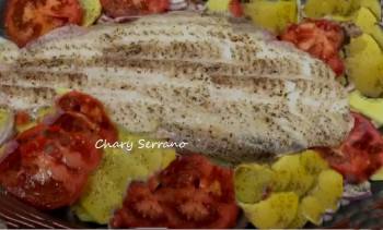 Lenguado al horno con limón, tomates y patatas