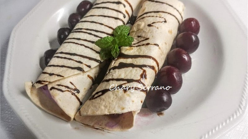 Fajitas dulces con cerezas y yogur