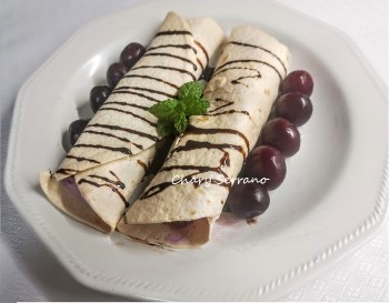 Fajitas dulces con cerezas y yogur